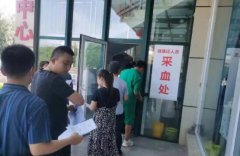 负责窗口登记的工作人员每天对市民们的咨询耐心解答