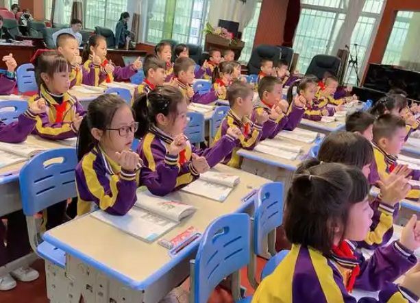 架起了家校社协同育人的云端桥梁让常识的传递打破地域界限