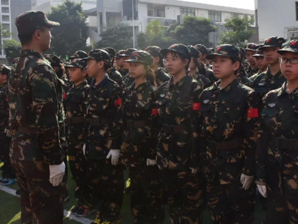 高等校园应重视军事训练将讲堂教育和军事训练有机结合起来 高等校园应重视军事训练将讲堂教育和军事训练有机结合起来