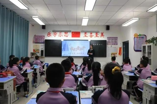 讲述前辈故事学生们聚精会神地听着目光中充满了对英雄的敬仰