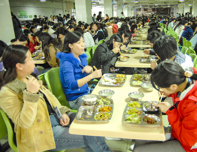 食堂自营变革落地学校之一初高中两个学段实施错峰就餐